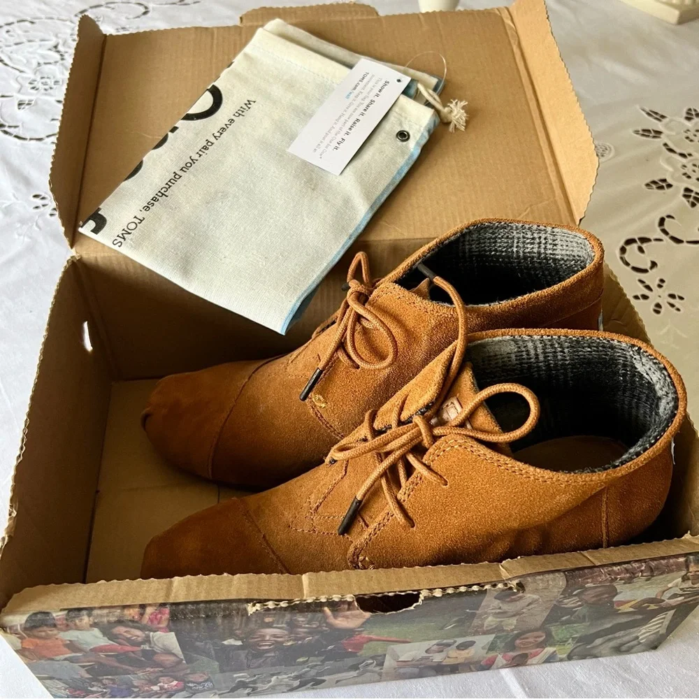 TOMS cute  Desert Bootie Wedge size 9.5 Chestnut suede New with original…